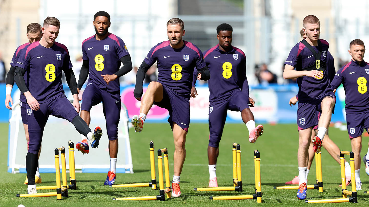 Dean Henderson, Joe Gomez, Luke Shaw, Marc Guehi and Adam Wharton of England warm up during a training session